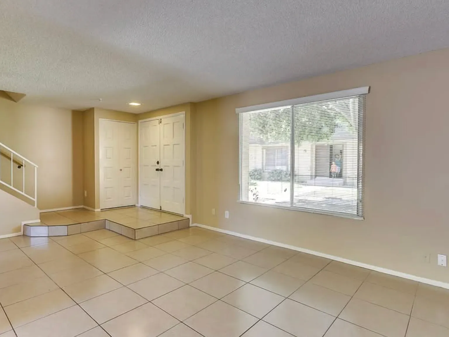 3 bed, 2.5 bath, 1656 sqft, $1,995 — Photo 3