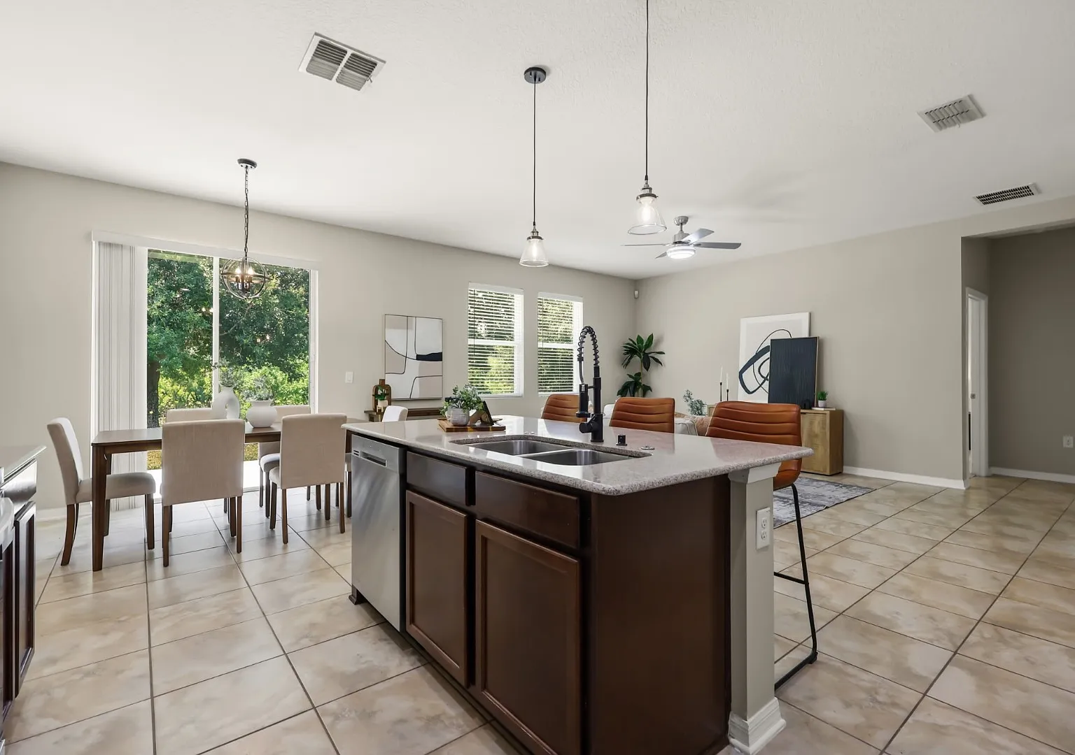 215 Lakeshore Dr — Photo 4
