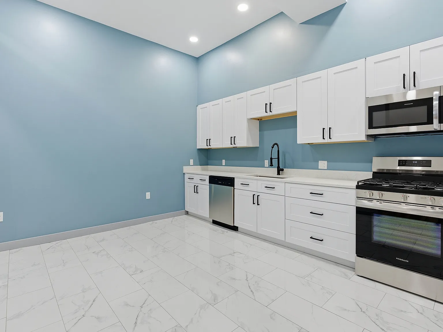 2 bed, 1014 sqft, $2,500 — Photo 2