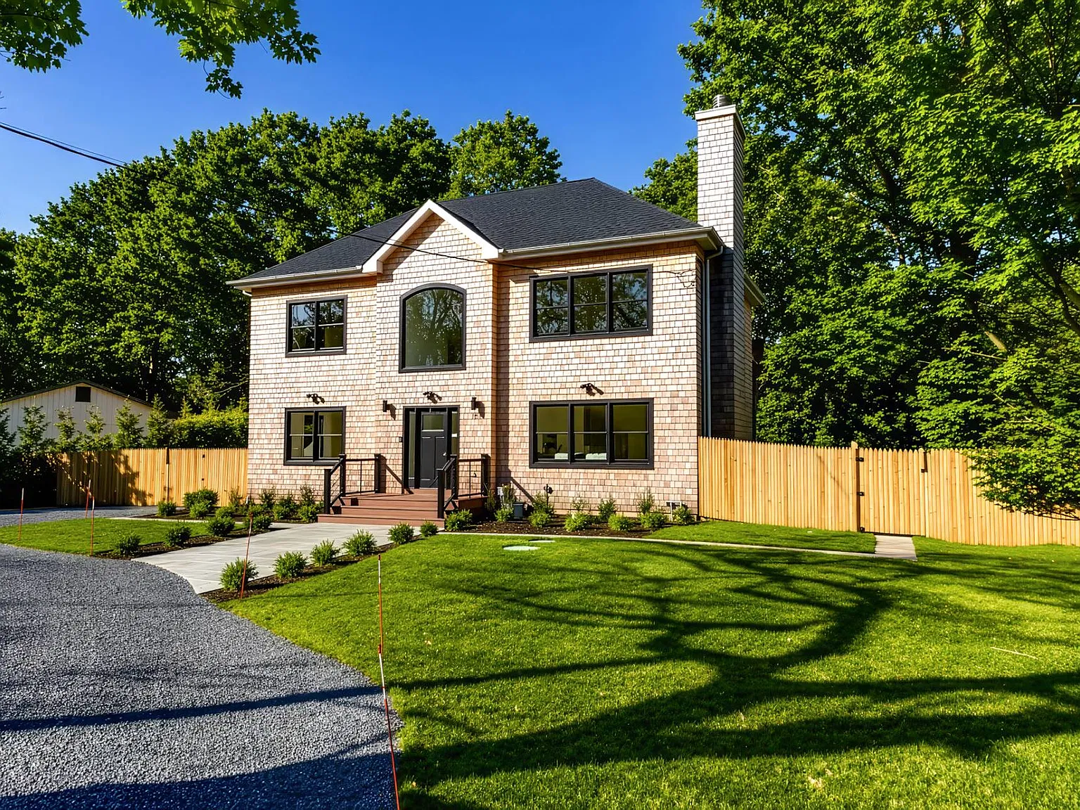 Perfectly Located Luxury Living — Photo 4