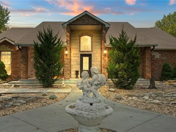 10130 Oak Ln, Richmond, MO 64085