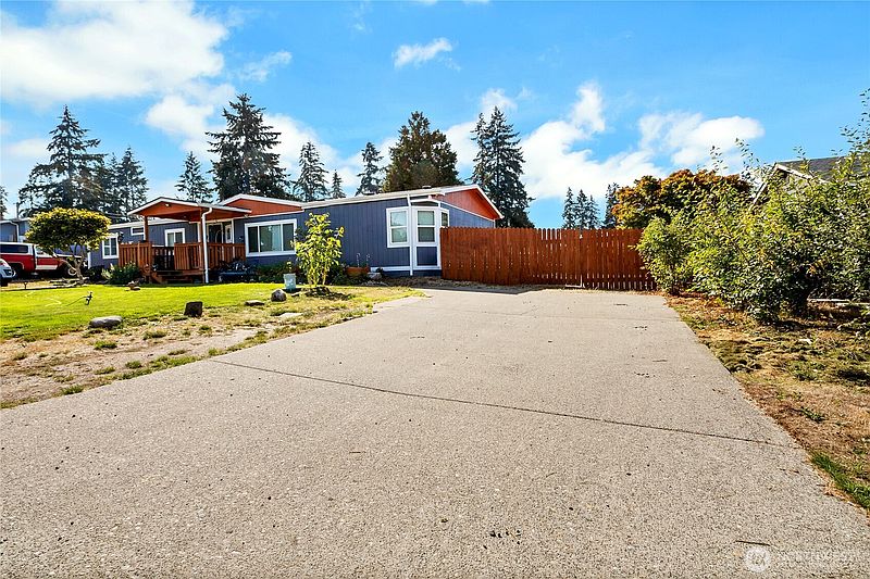 3rd image of 720 190th Street E