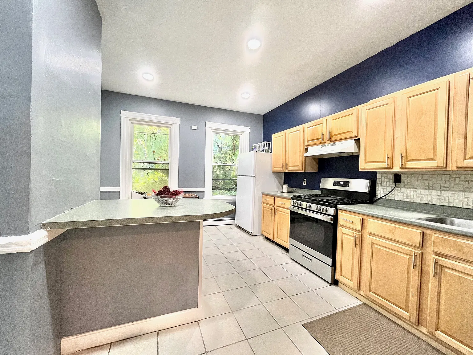 3 bed, 9999 sqft, $3,600 — Photo 1