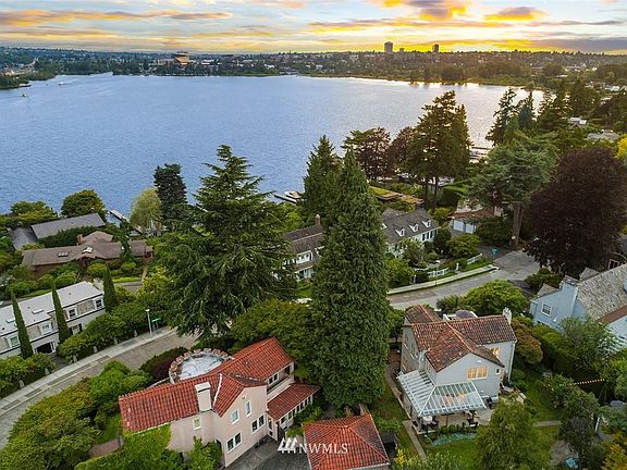3rd image of 3022 W Laurelhurst Dr NE