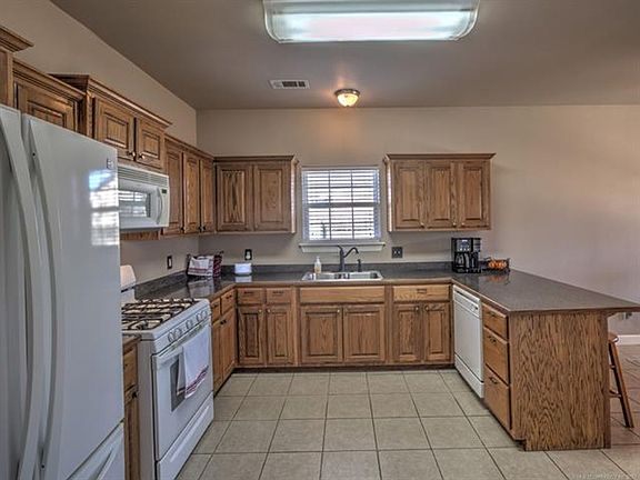 4th image of 2500 Highwood Pl