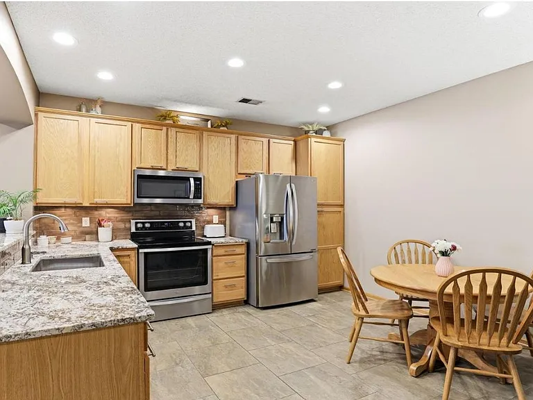 Large eat in kitchen (does not come furnished)