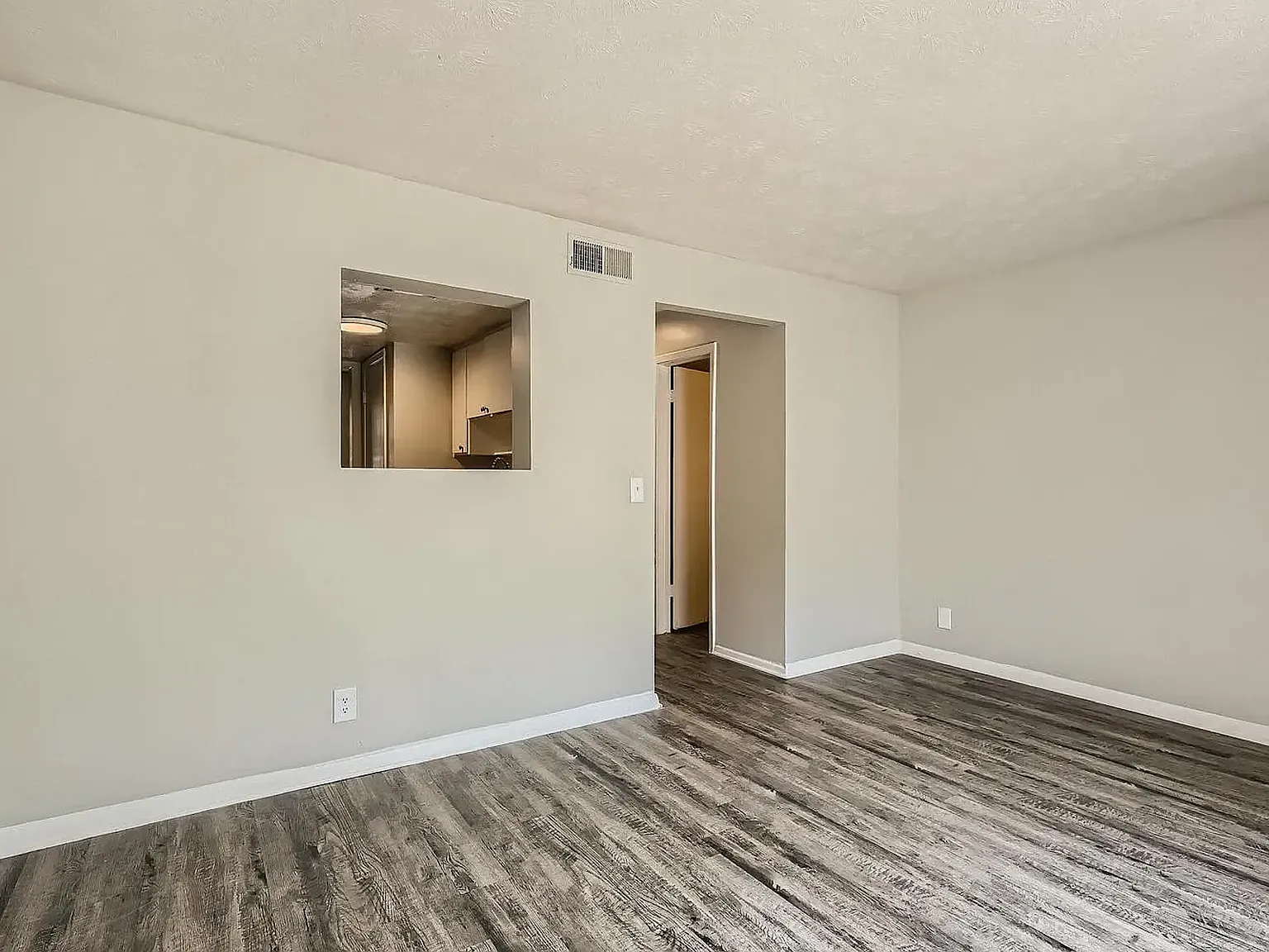 Lake Park Colonial Apartments — Photo 2