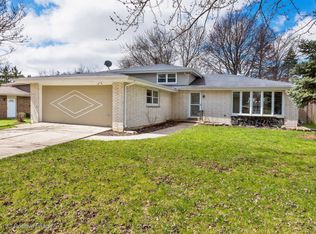 9S344 Cumnor Rd, Downers Grove, IL 60516