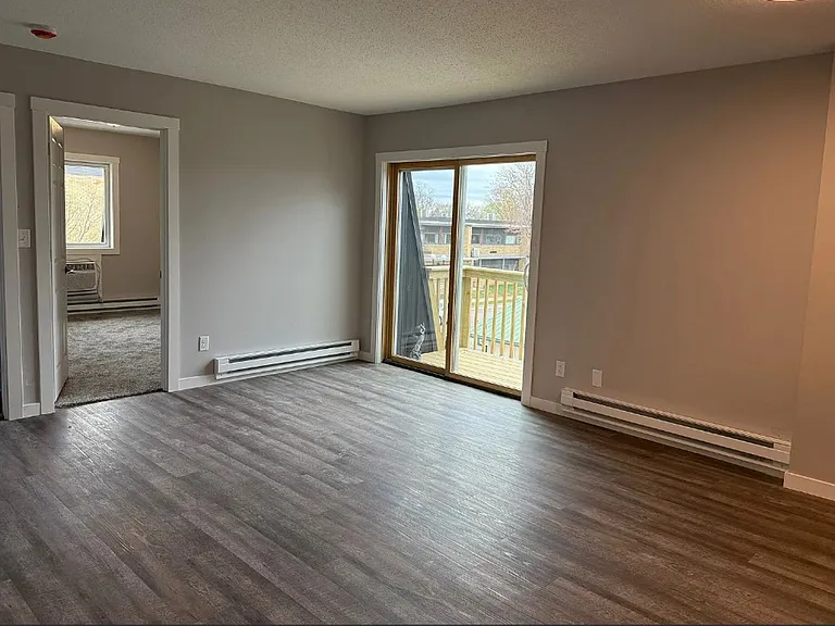 900 Caledonia St — Photo 3