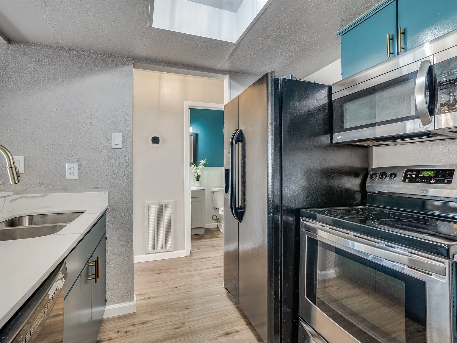 3 bed, 2.5 bath, 1562 sqft, $2,300 — Photo 4