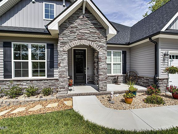3rd image of 300 Oostagala Ln