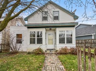 830 Dean St, Woodstock, IL 60098