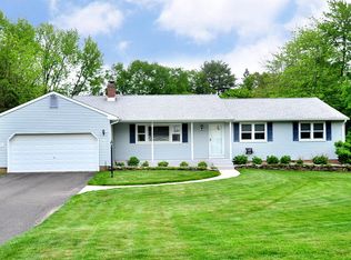 32 Deepwood Rd, Simsbury, CT 06070