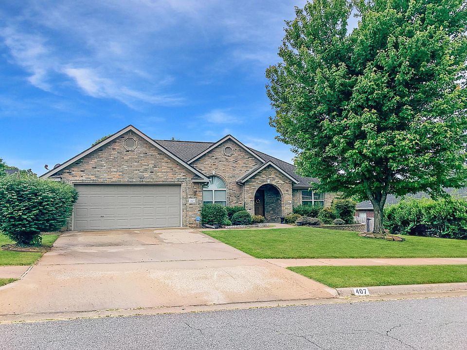 1st image of 407 NW Saddlebrook Dr