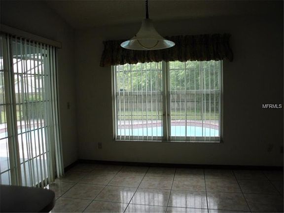 4th image of 401 Taylorville St