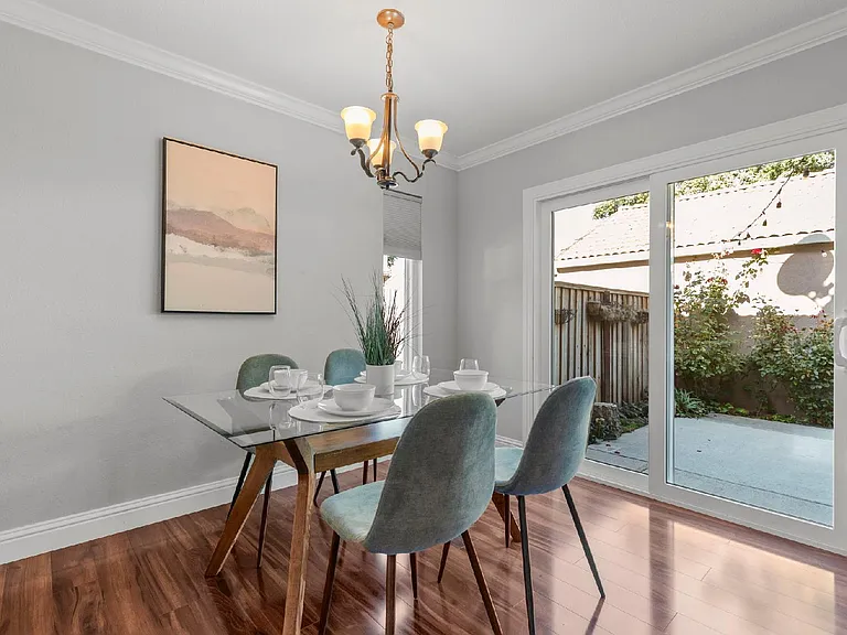 3833 Burton Cmn — Photo 3
