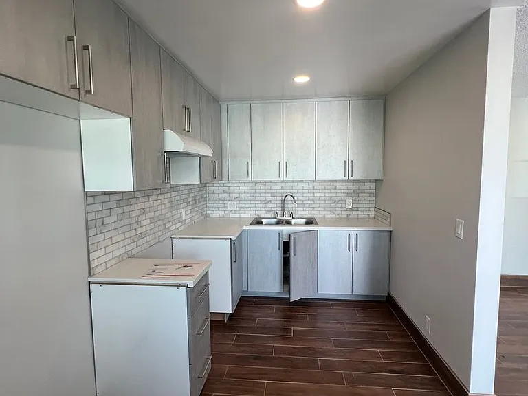 947 N Wilmington Blvd — Photo 2