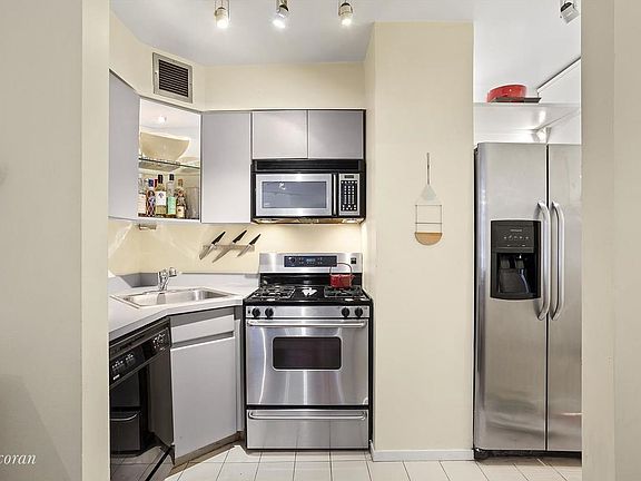 5th image of 400 E 70th St APT 202