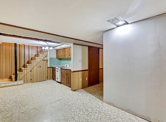 2nd image of 10111 Carlyle Ave