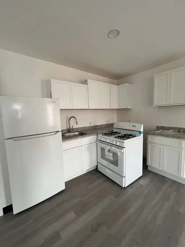 3 bed, $1,900 — Photo 3
