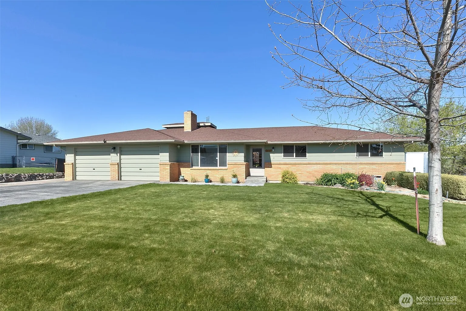 210 Hillcrest Drive photo 1