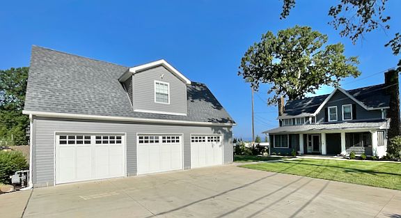House on Lake with 3 Car Garage, 1 bay and loft reserved for owner use