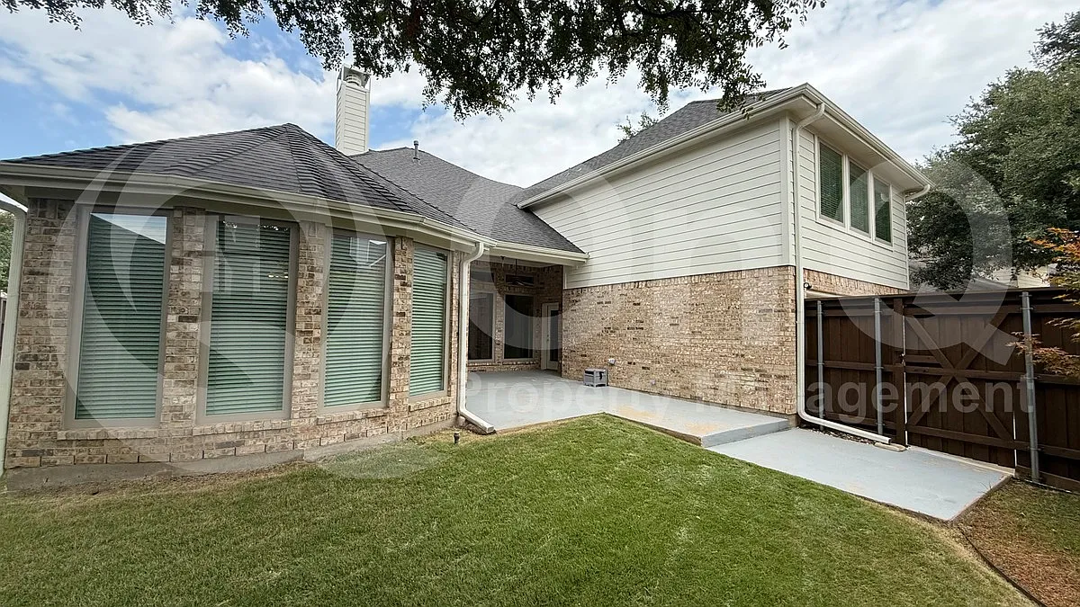 3 bed, 3.0 bath, 2727 sqft, $3,300 — Photo 4