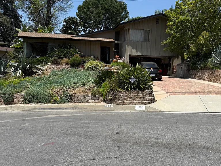 Oakglade Dr — Photo 1