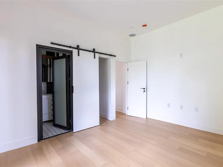 2945 Moss St — Photo 29