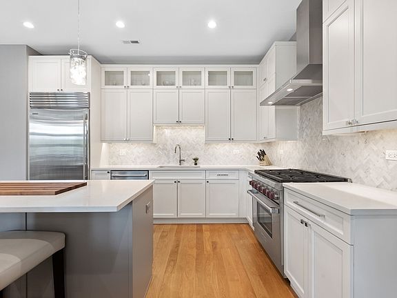 3rd image of 4438 N Western Ave #2