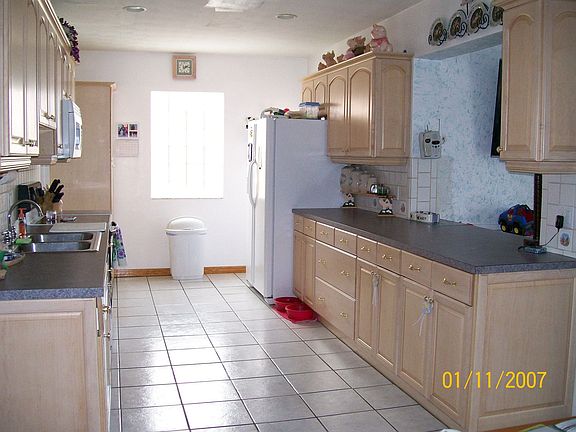 Hugh Kitchen w/all appliances