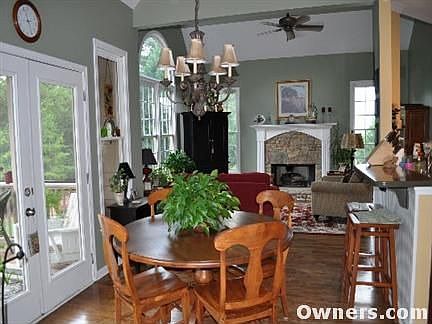 Eat-in dining and keeping room