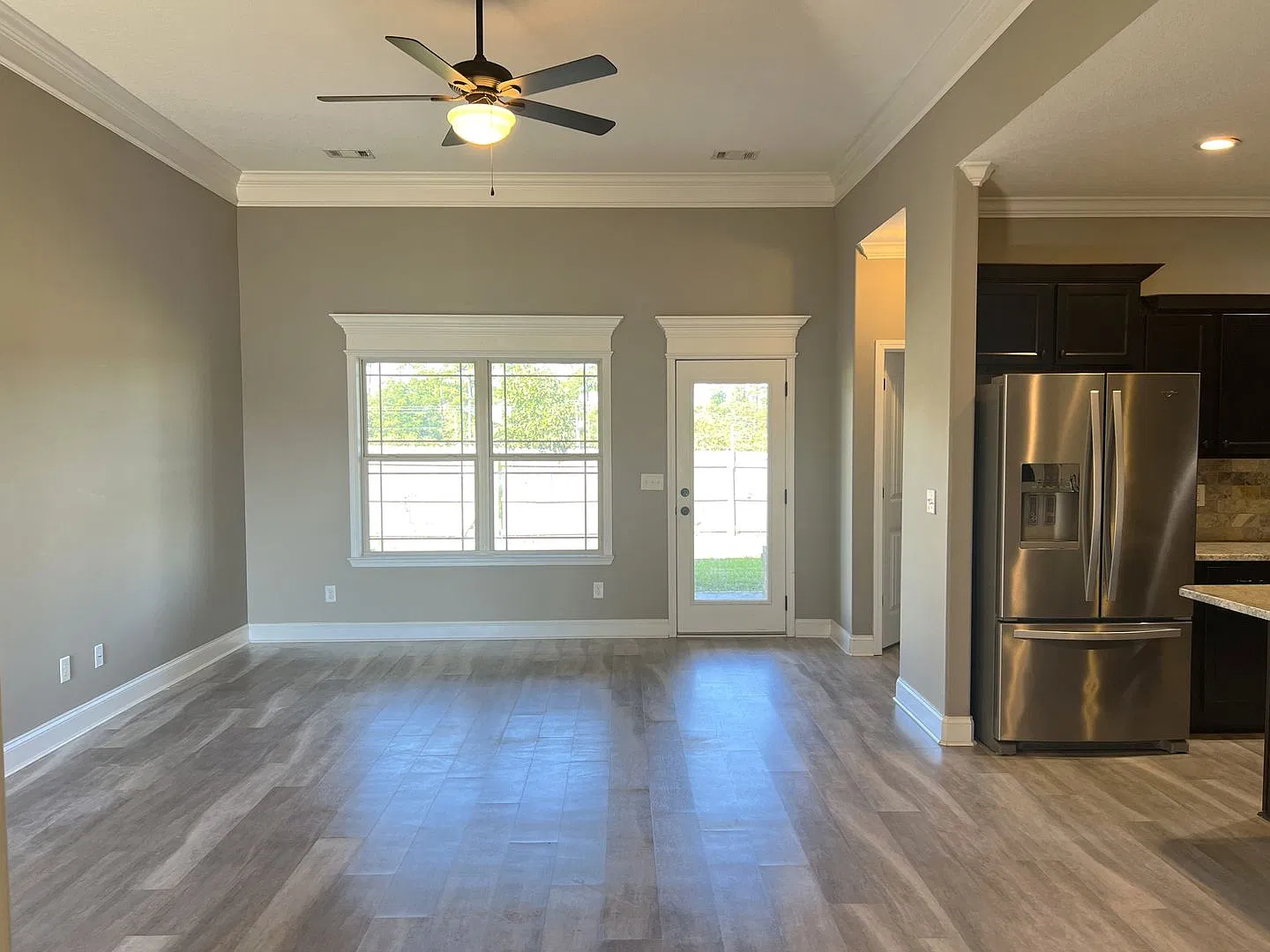 Beautiful Home in Hilltop School Zone — Photo 2