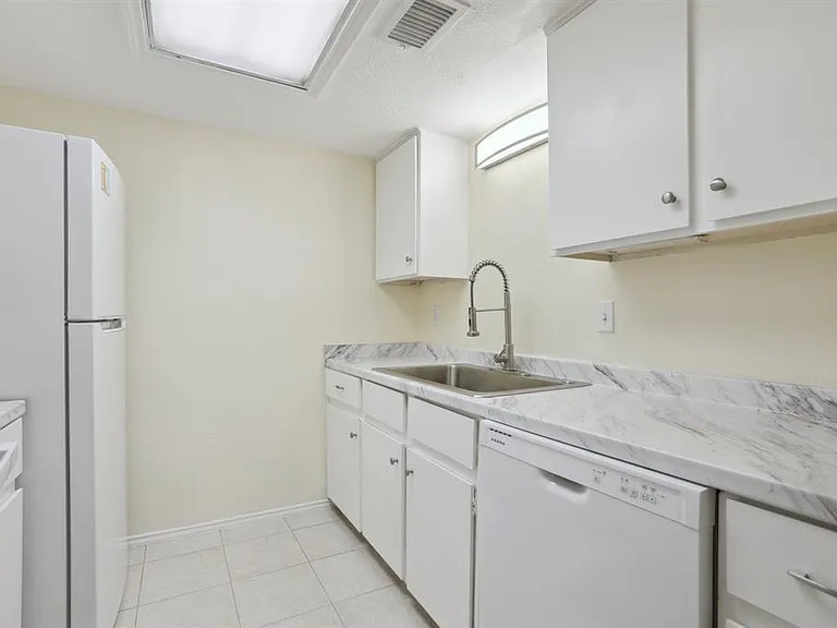 2401 Leon St #210 — Photo 14