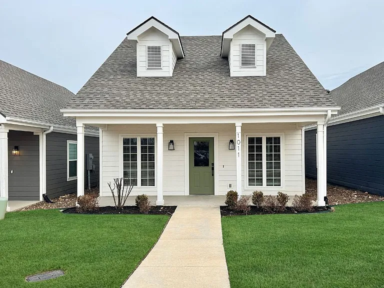 1011 NE Heights Ln — Photo 1