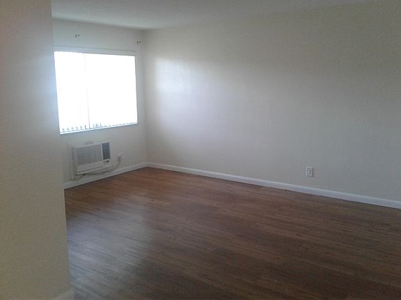 3rd image of 419 S Crescent Dr APT 4