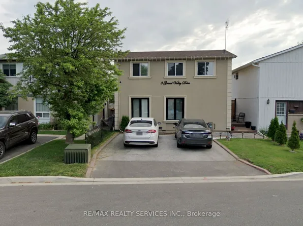 3 Grand Valley Dr, Brampton, ON L6S 2L1