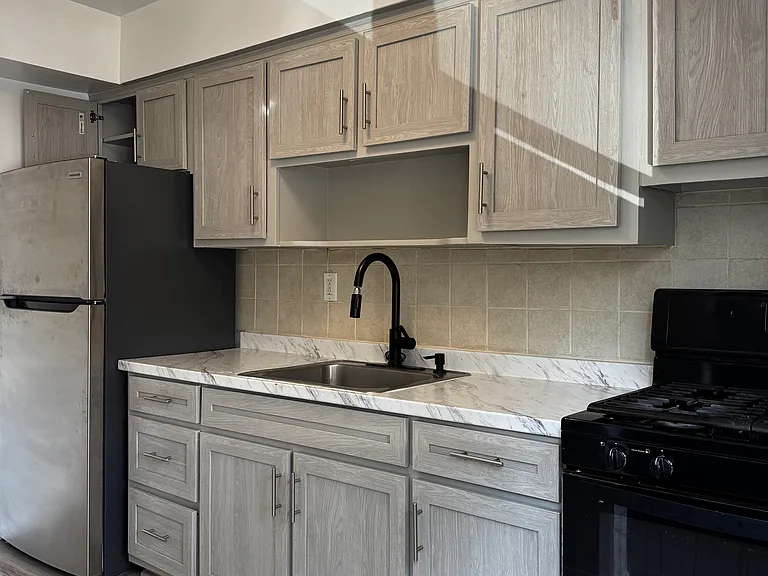 2428 Saint George Ave #B6 — Photo 6