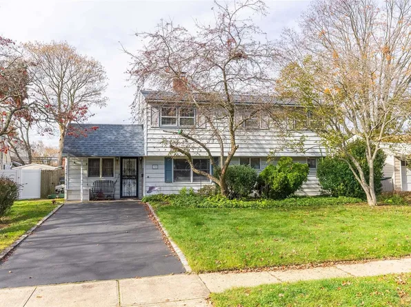 32 W Cabot Lane, Westbury, NY 11590