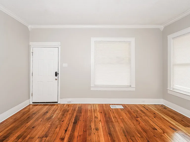 1169044_018_living_room_13197320.jpg