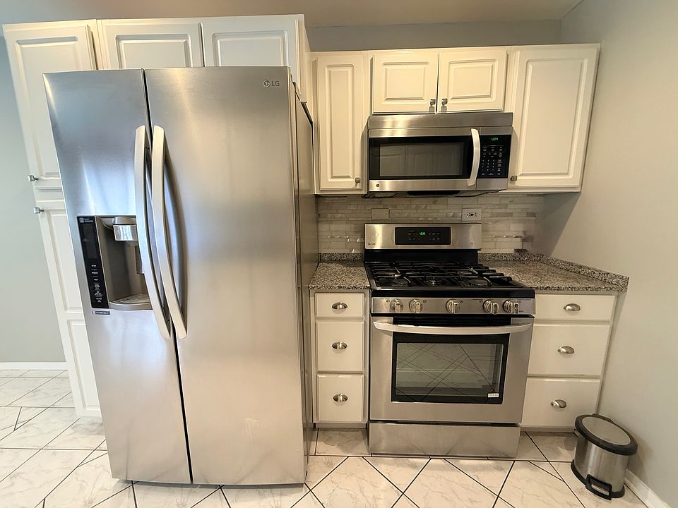 Kitchen. All LG Appliances. Granite countertops.