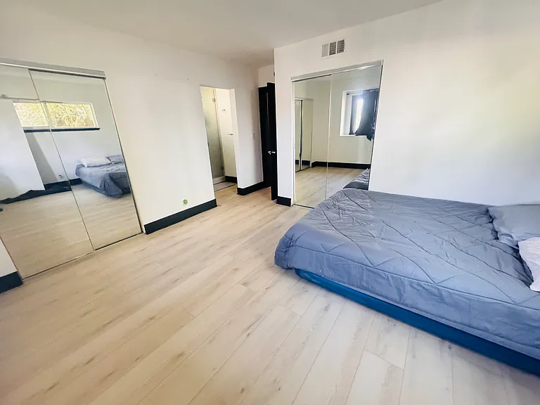 9327 Woodley Ave — Photo 8