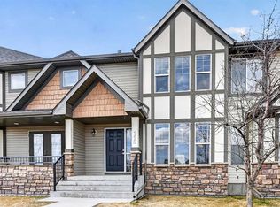 150 E Everridge Cmn SW, Calgary, AB T2Y 5H1