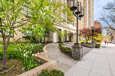 The Somerset at 1365 York Avenue in Lenox Hill