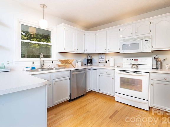 5th image of 348 Dandelion Ln