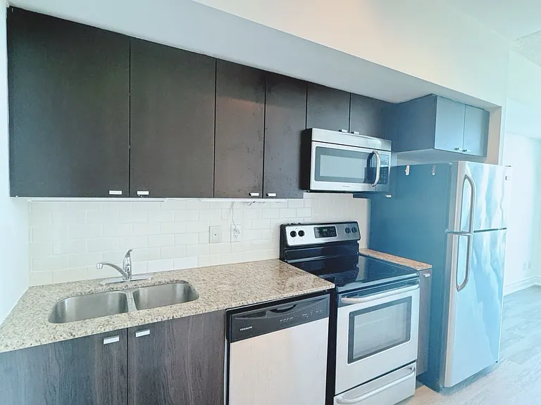 105 The Queensway #1008 — Photo 6