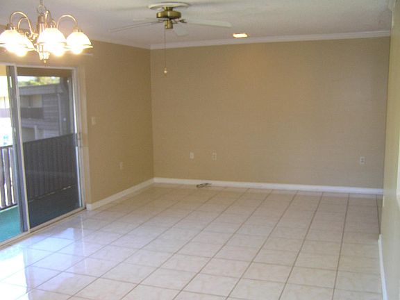 5th image of 401 Marshall Ct NW Unit 07