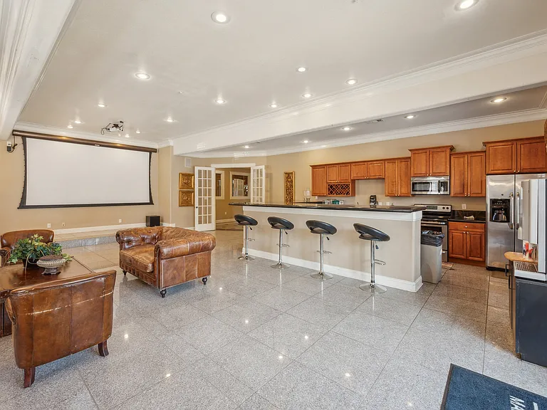 The Versailles Apartment Homes — Photo 30