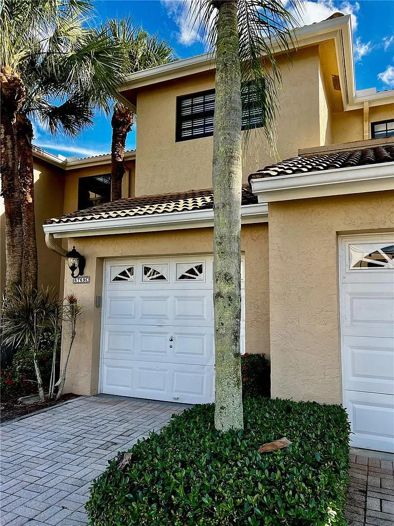 3 bed, 2.0 bath, 1841 sqft, $3,600 — Photo 1