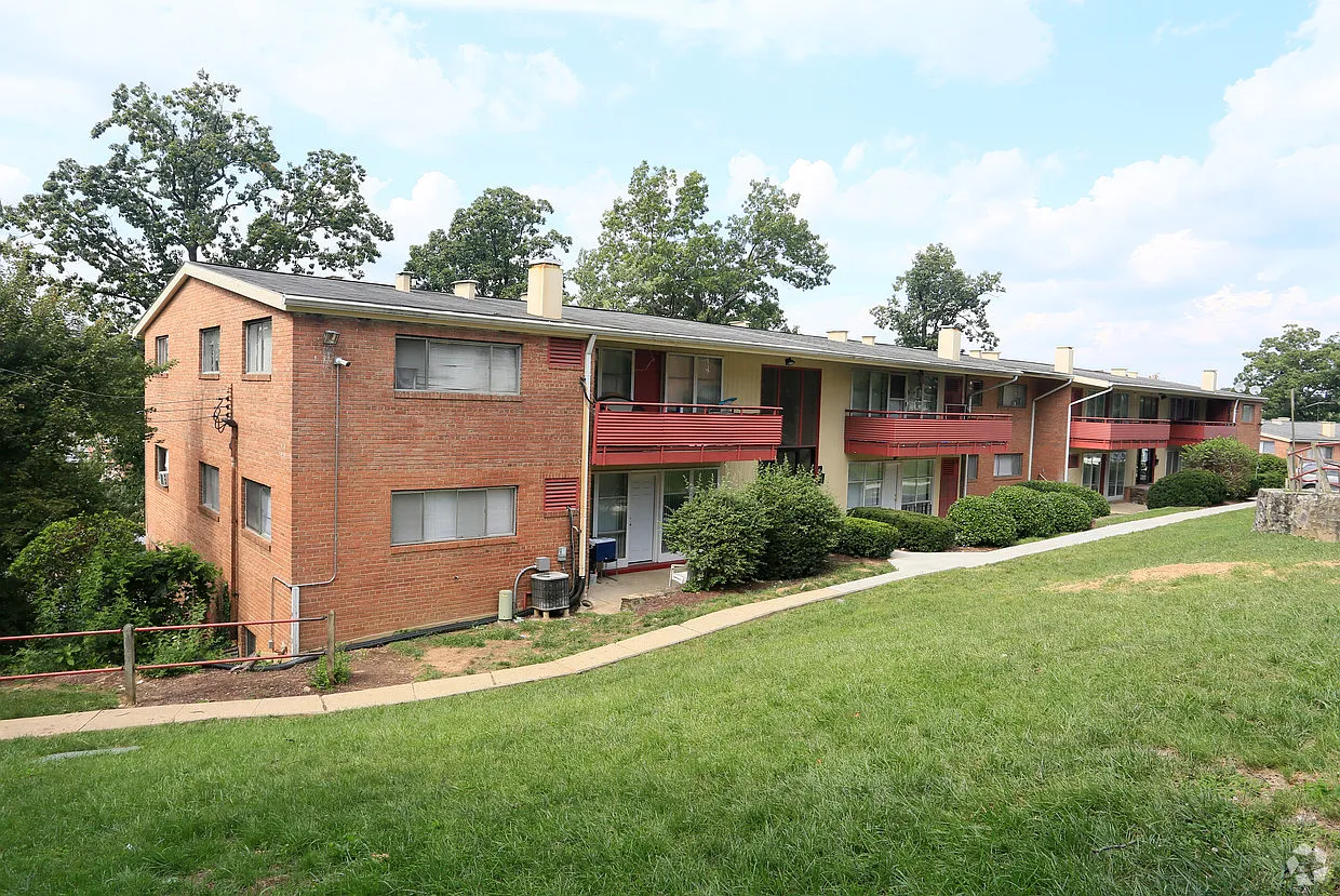East Pines Terrace — Photo 3